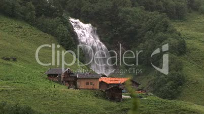 Wasserfall bei einer Almhütte in den Hohen Tauern
