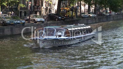 Kanal in Amsterdam mit Schiff