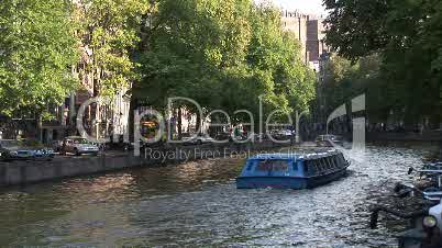 Kanal in Amsterdam mit Schiff