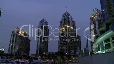 Dubai Marina Towers in der Abenddämmerung
