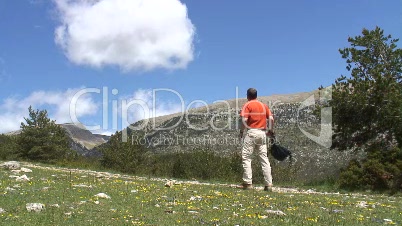 Wanderer in den Bergen liest Karte - Teil 1