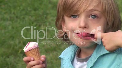 Junge isst ein Eis