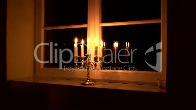 Kerzenständer am Fenster