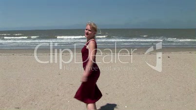Blonde Frau am Strand