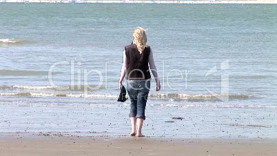 Blonde Frau am Nordsee Strand