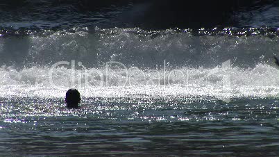 Kinder baden im Fluss