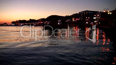 Sonnenuntergang am Ufer