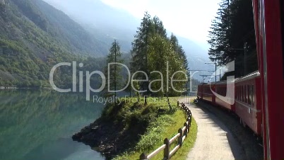 Bergsee und der rote Zug