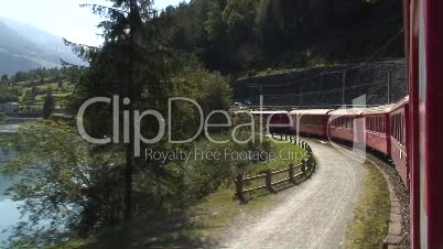 Schweizer Bahn, Fahrt entlang eines Bergsees