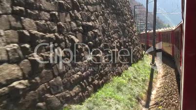 Schweizer Bahn:Fahrt entlang einer Mauer