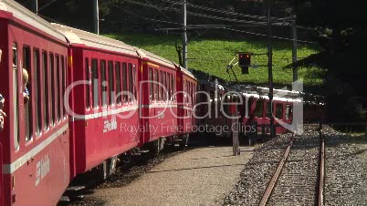 Schweizer Bahn steht am Überholgleis