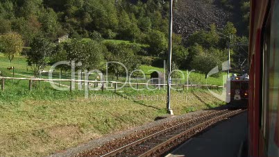 Die schweizer Bahn wartet einen entgegenkommenden Zug ab