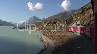 Bernina-Express fährt an Bergsee entlang