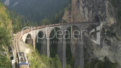 Glacier Express färt über Landwasserviadukt