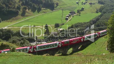 Glacier Express fährt über Brücke in der Schweiz