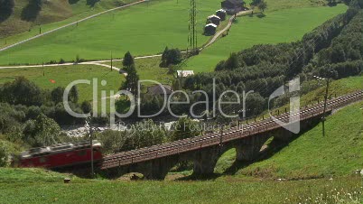 Glacier Express fährt über Brücke in der Schweiz