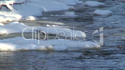 Winterlicher Fluss und verschneites Ufer