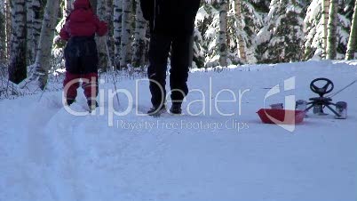 Kind fällt mit Skiern hin