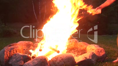 Feuer an einem Feuerplatz 6