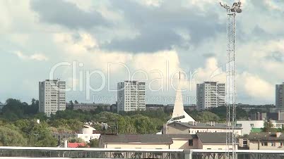 Wolken im Zeitraffer über Stadt