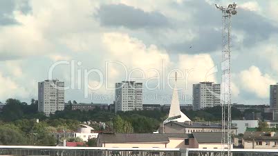 Wolken über moderner Stadt