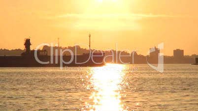 Frachtschiffe im Sonnenuntergang