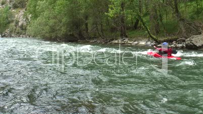 Kajakfahrer im Wildwasser