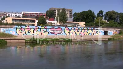 Graffiti am Ufer