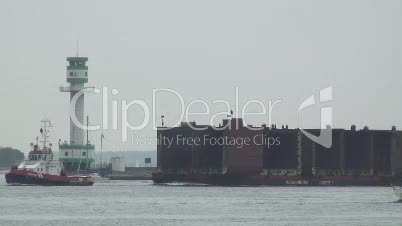 Leuchtturm  Friedrichsort mit Containerschiff