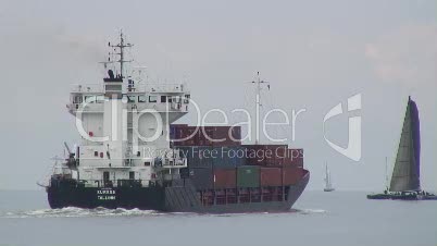 Containerschiff fährt aufs Meer