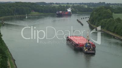 Containerschiff fährt durch Nord-Ostsee-Kanal