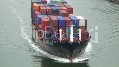 Bugwellen eines Containerschiffes