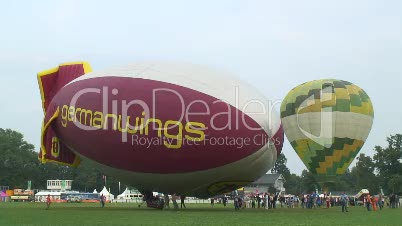 Luftschiff und Heissluftballon  zum Start bereit