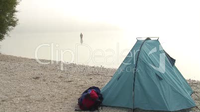 Angler in See mit Zelt im Vordergrund