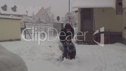 Kind und Mann im Schnee