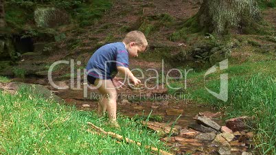 Kind beim Spielen am Wasser