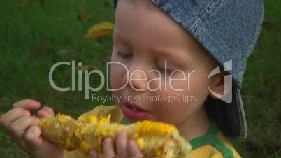 Kind mit Maiskolben