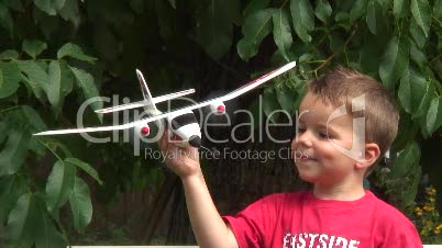 Kind mit Modellflugzeug