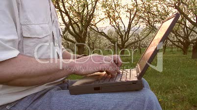Mann arbeitet mit Laptop