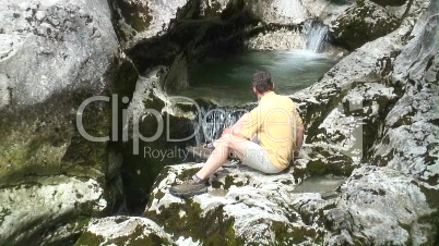 Wander sitzt bei Wasserfall