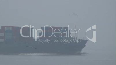Containerschiff im Nebel