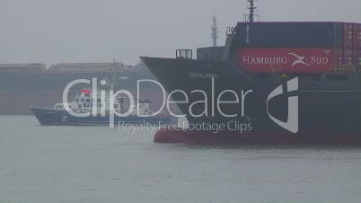 Containerschiff auf der Elbe