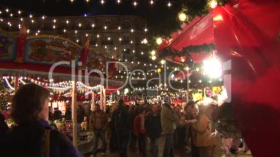 Weihnachtsmarkt mit Karussell in Köln