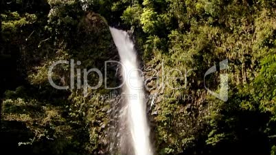 Wasserfall im Dschungel