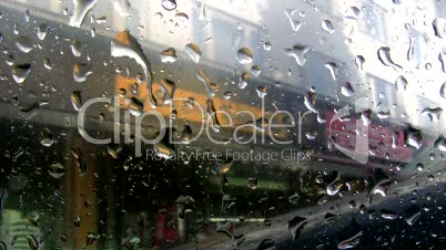 Regentropfen auf Fensterscheibe, POV, handheld