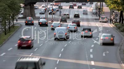 Autos halten an roter Ampel