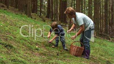 Frau und Kleinkind beim Pilze suchen