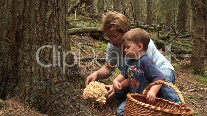 Frau und Kleinkind beim Pilze suchen
