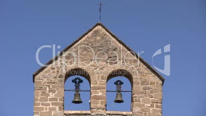 Glockenturm einer romanischen Kirche