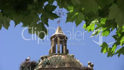 Kirchturm mit Storchennest in Puente de la Reina